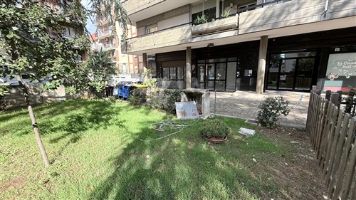 Locale commerciale angolare con 4 vetrine, giardino e cortile, zona ospedale